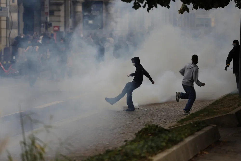(FOTO) Tokom protesta u Francuskoj uhap&scaron;eno 309 osoba, povrijeđeno 26 policajaca