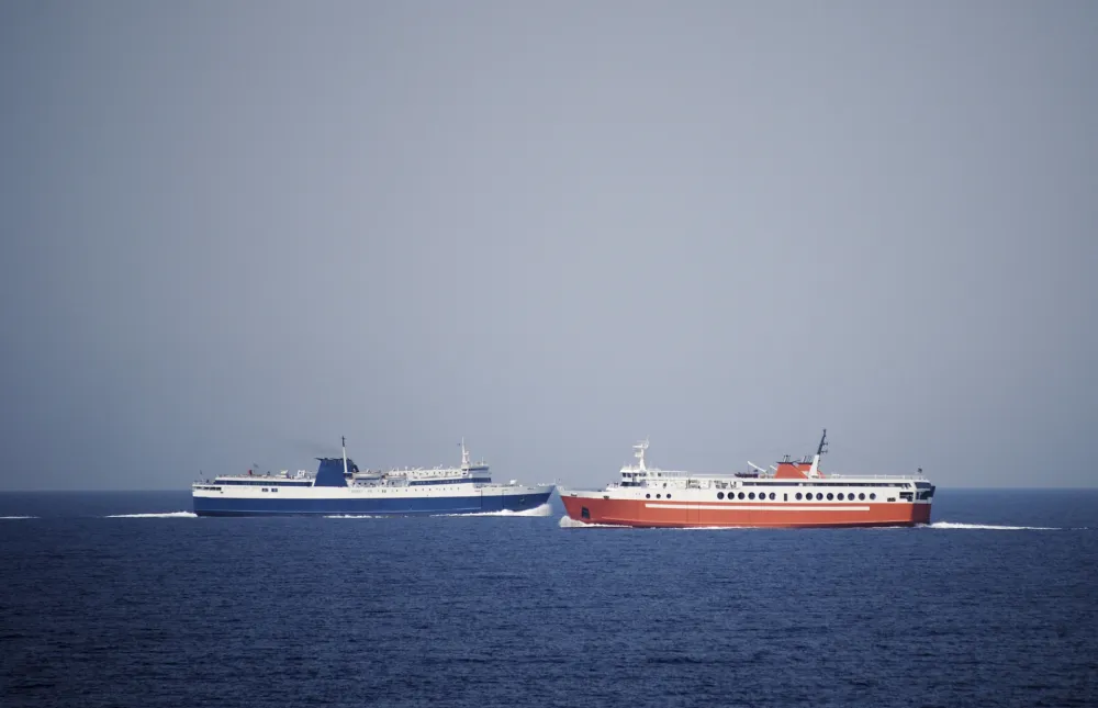 (FOTO/VIDEO) U sudaru putničkog i teretnog broda na Bosforu povrijeđeno osam osoba