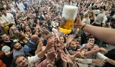 Počeo Oktoberfest, gradonačelnik Minhena otvorio prvo bure piva uz dva udarca