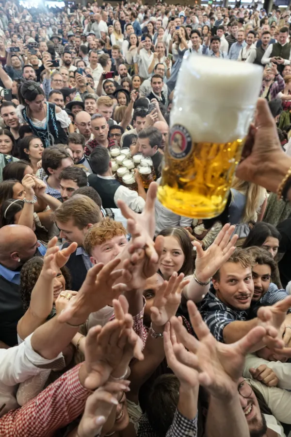 Počeo Oktoberfest, gradonačelnik Minhena otvorio prvo bure piva uz dva udarca