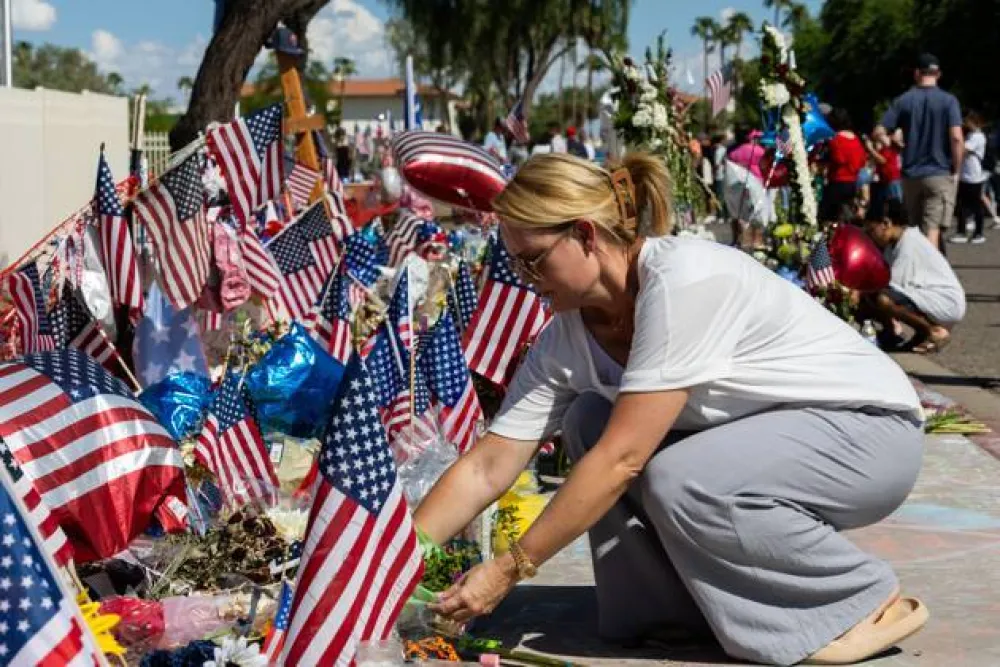 Desetine hiljada ljudi&nbsp;u Finiksu uoči komemoracije Čarlija Kirka, dolazi i Tramp