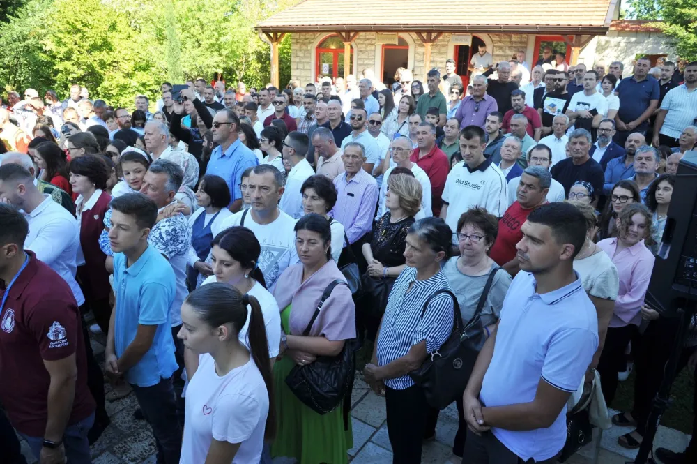 (FOTO) Praznik Majke Božije okupio preko hiljadu vjernika u manastiru Kosijerevo