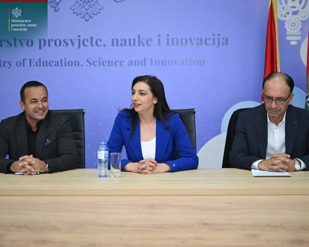 Direktorima &scaron;kola koje realizuju nastavu na albanskom jeziku nova nastavna sredstva