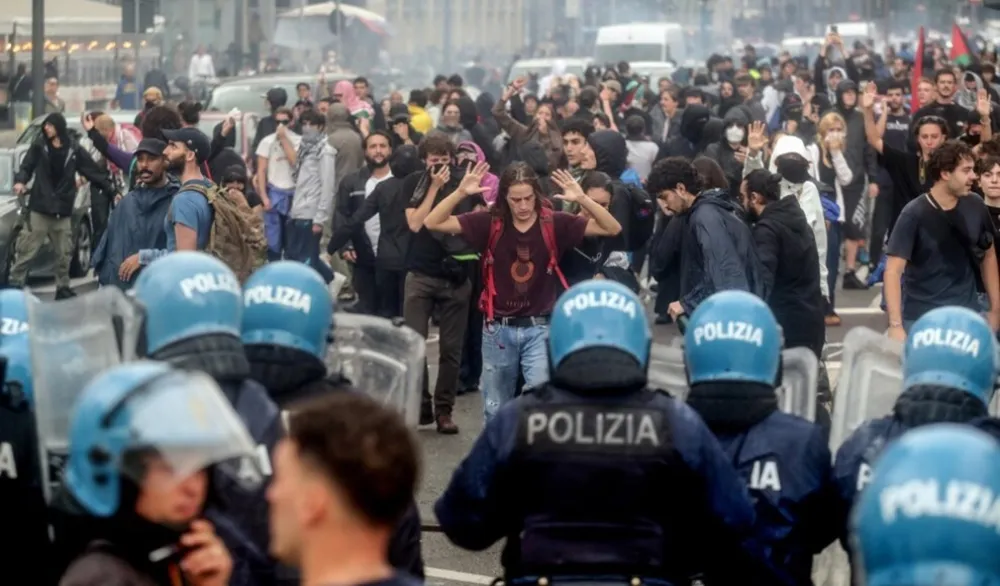 (FOTO/VIDEO) Protest u Milanu pretvara se u haos, 60 policajaca povrijeđeno