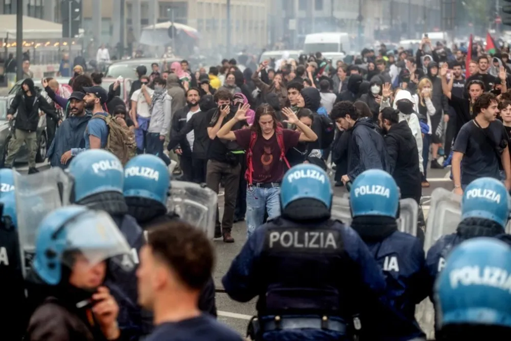 (FOTO/VIDEO) Protest u Milanu pretvara se u haos, 60 policajaca povrijeđeno