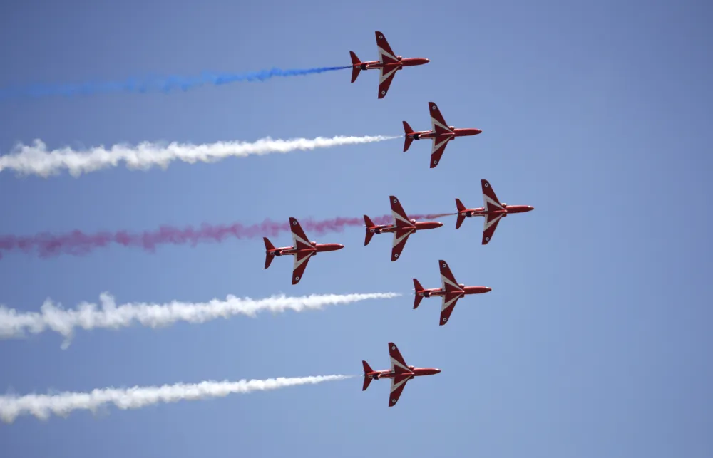 (VIDEO) Crvene strijele preletjele Crnu Goru