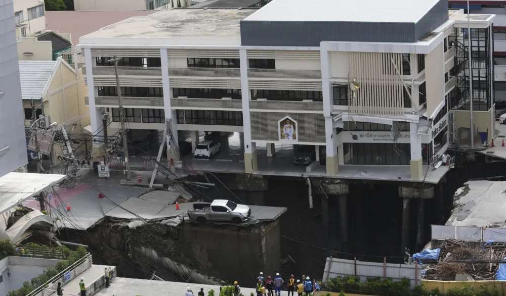 (FOTO/VIDEO) Rupa u Bankoku "progutala" automobile i bandere
