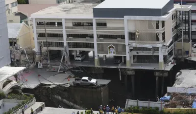 (FOTO/VIDEO) Rupa u Bankoku "progutala" automobile i bandere