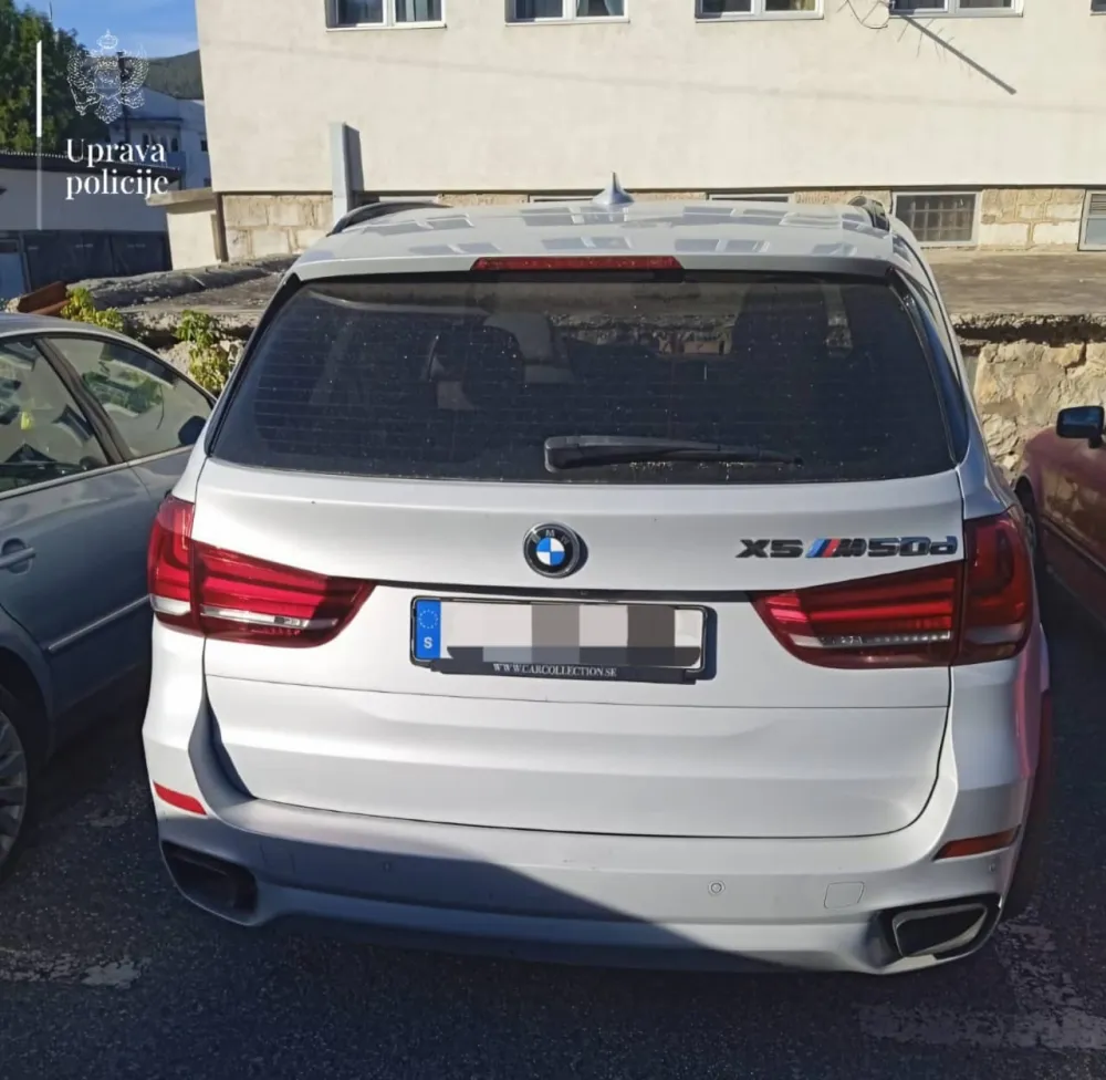 Na graničnim prelazima oduzeti &bdquo;BMW&ldquo;,&nbsp;duvanski proizvodi i ma&scaron;ina za led