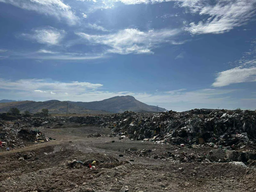 Komunalna inspekcija Op&scaron;tine Tuzi kontrolisala odlaganje otpada: Kamioni se izvagaju, a otpad istovare iza zida