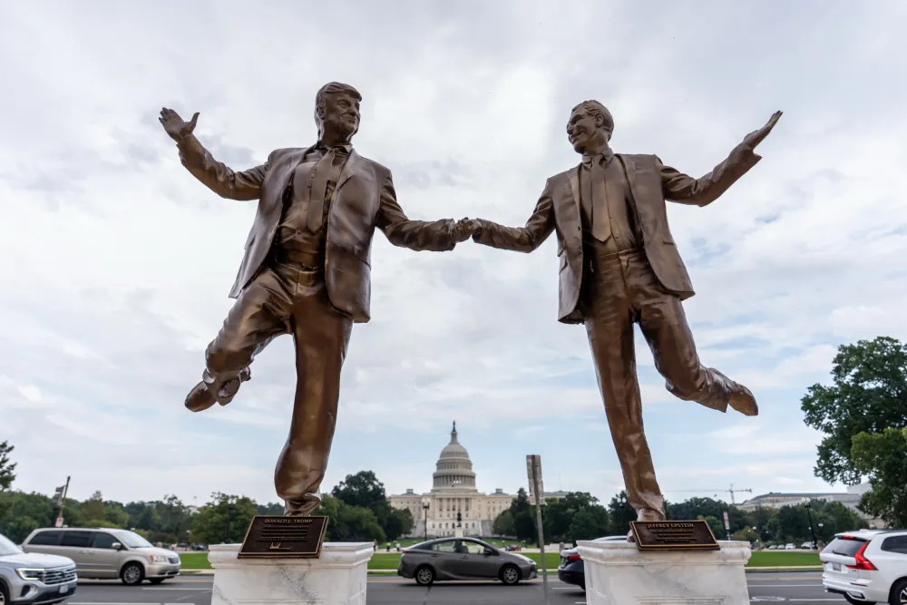 Statua Donalda Trampa i Džefrija Epstina