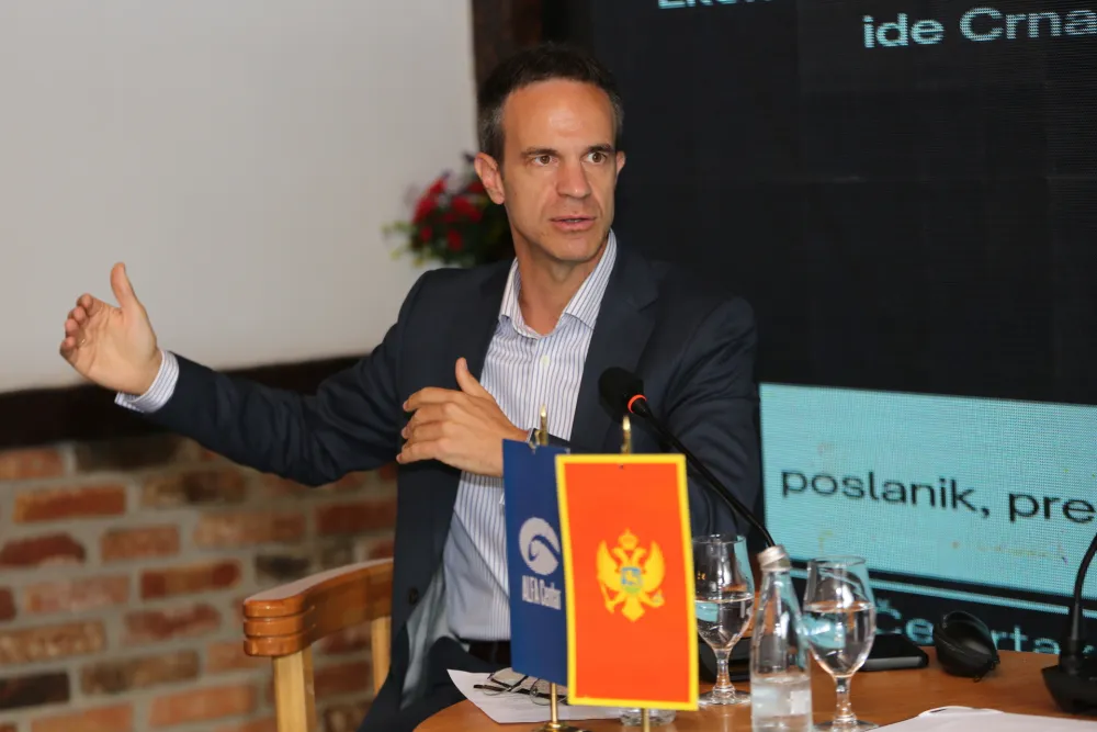 Mugo&scaron;a: Vlast sve međusobne razmirice rje&scaron;ava foteljama