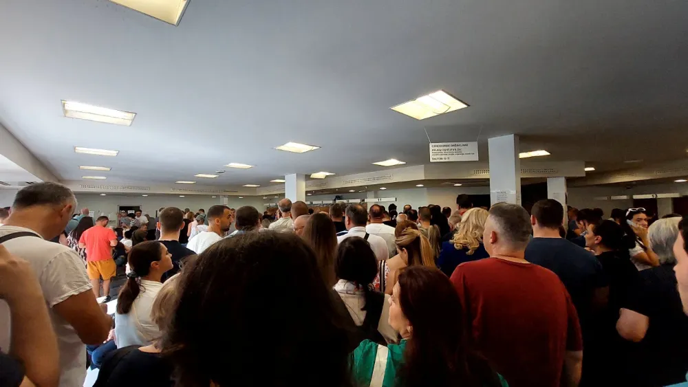 Ko želi da verifikuje novu ličnu kartu u sistemu zdravstva moraće da stoji u redu: Poslije MUP-a, građane čeka i &scaron;alter u Fondu