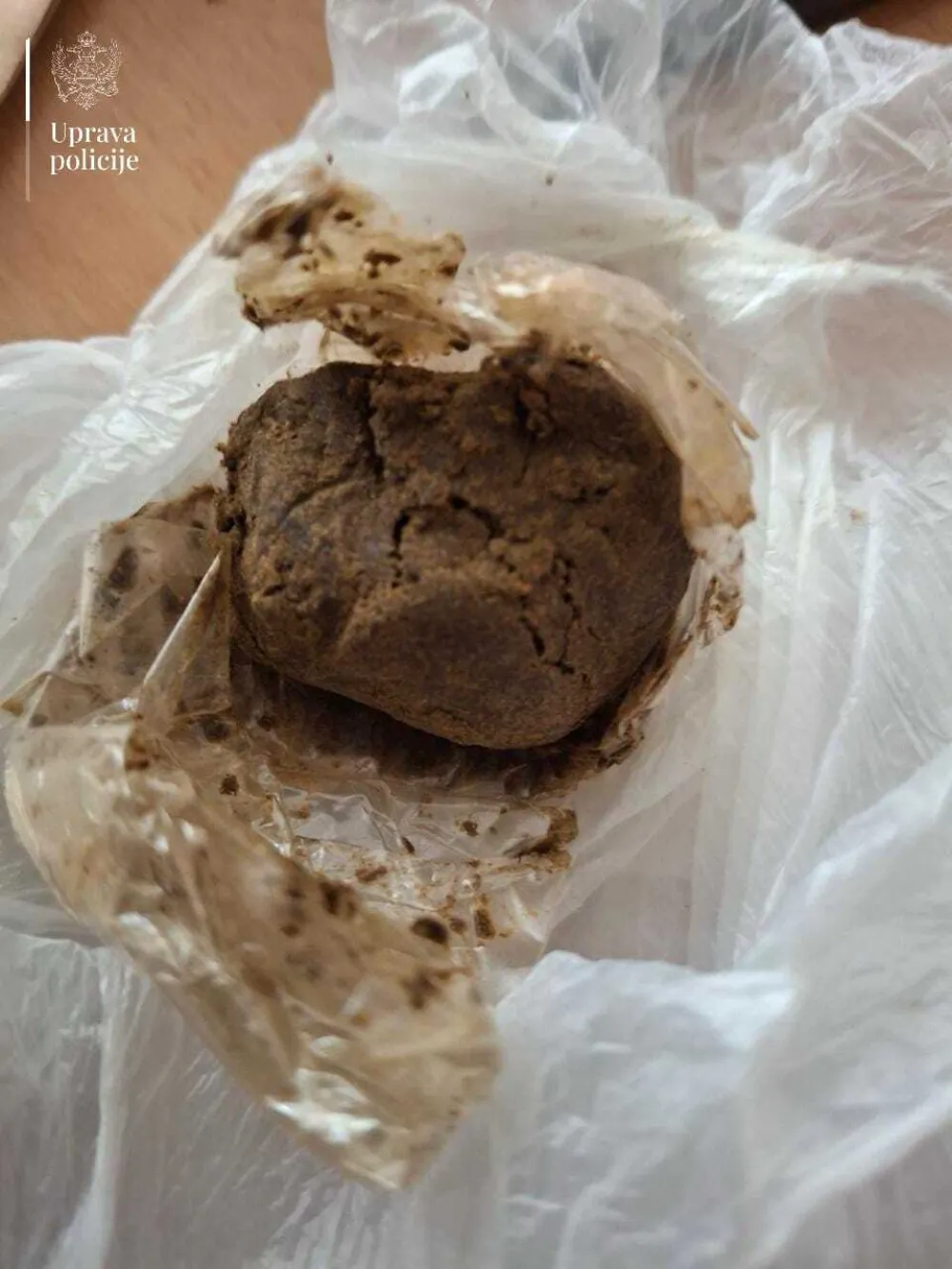 Maloljetnik (17) osumnjičen da je drugu u krugu &scaron;kole prodao drogu