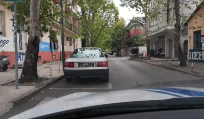 Vozio trotoarom sa nevažećom saobraćajnom i isteklom vozačkom dozvolom, kažnjen sa 350 eura