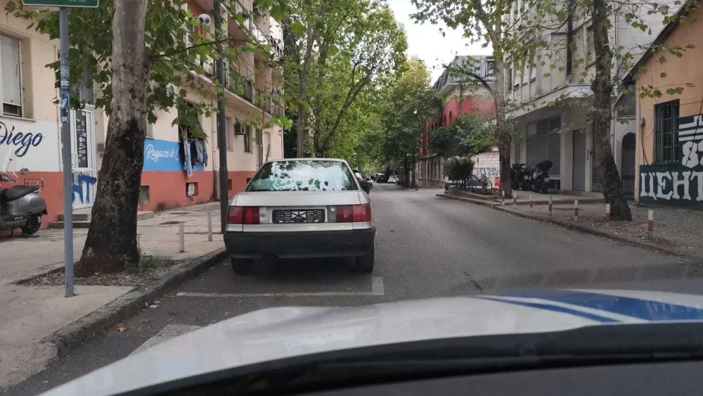 Vozio trotoarom sa nevažećom saobraćajnom i isteklom vozačkom dozvolom, kažnjen sa 350 eura