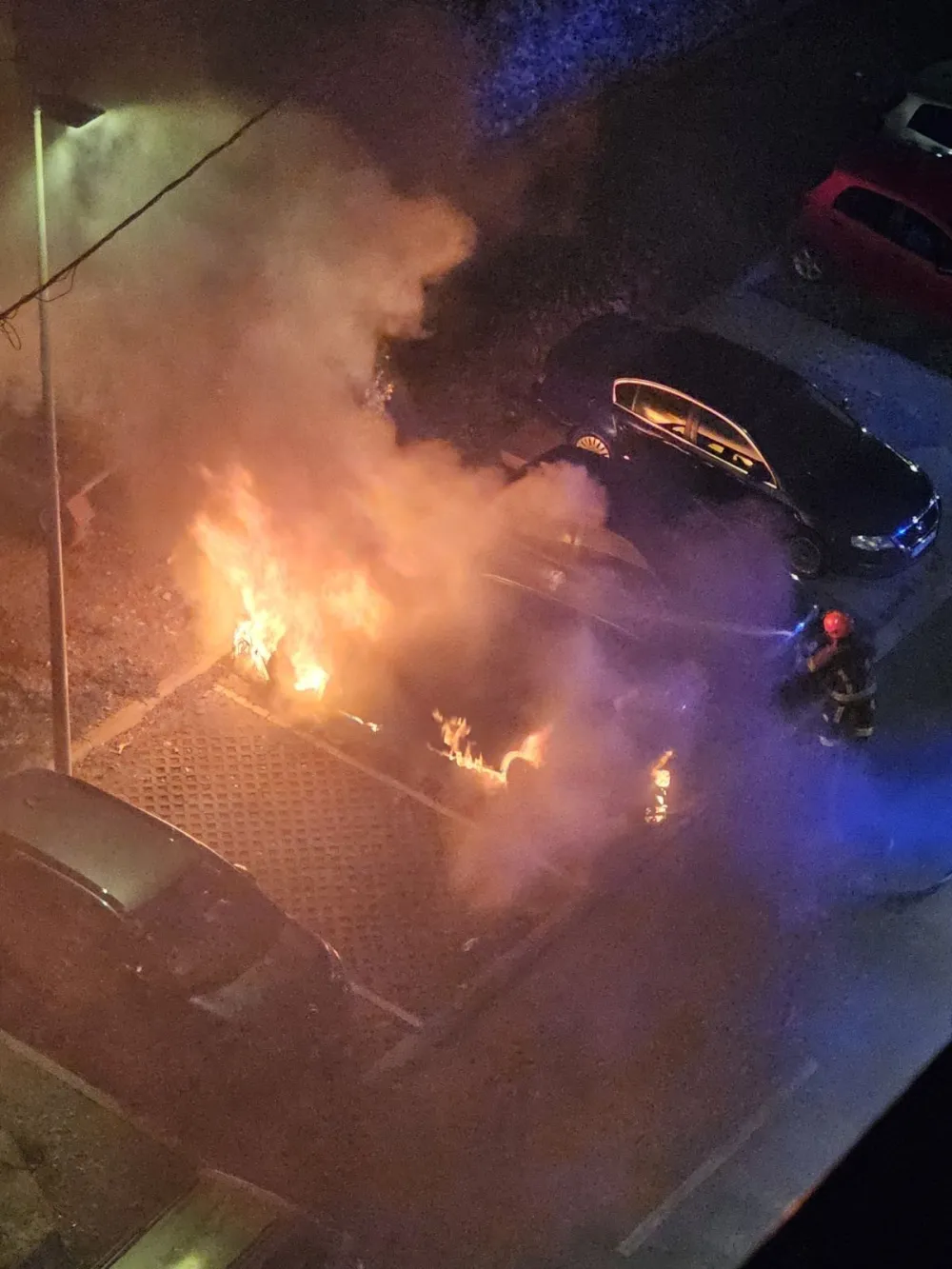 (VIDEO/FOTO) Gorio automobil na Trgu Božane Vučinić