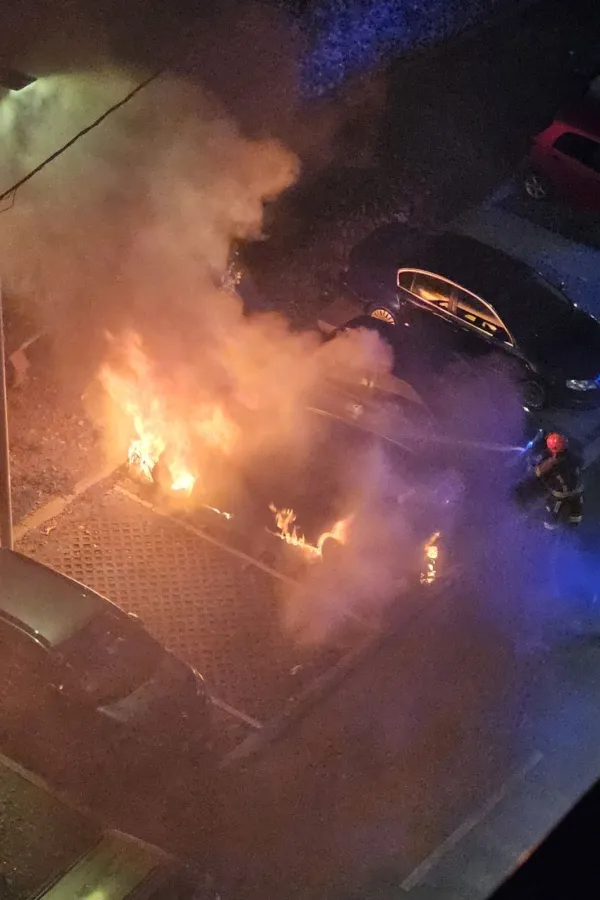 (VIDEO/FOTO) Gorio automobil na Trgu Božane Vučinić