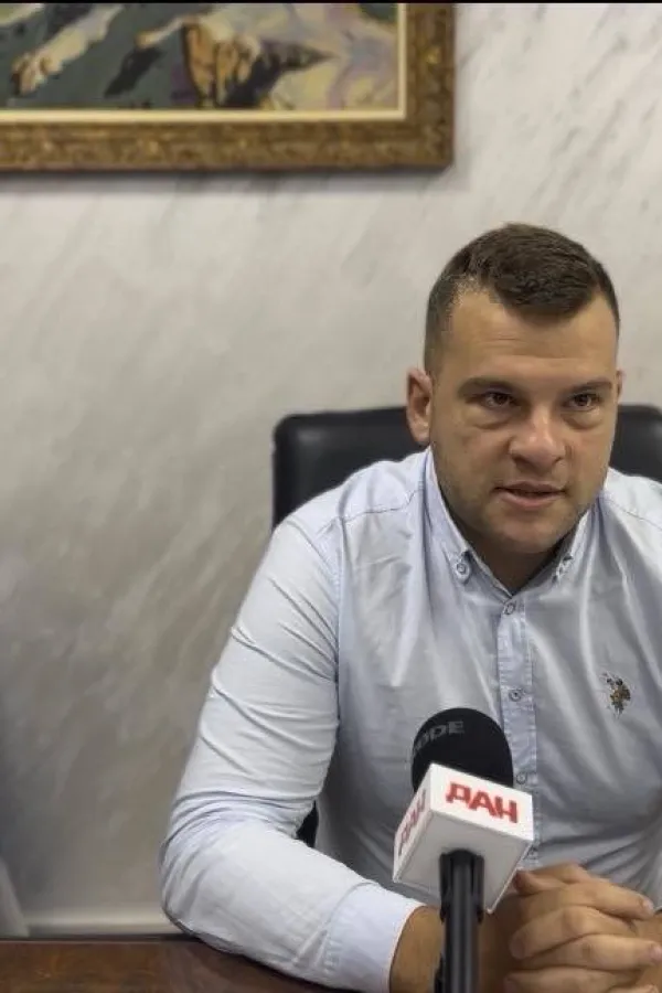 Asanović od Radunovića traži da prekine izdavnje građevinske dozvole