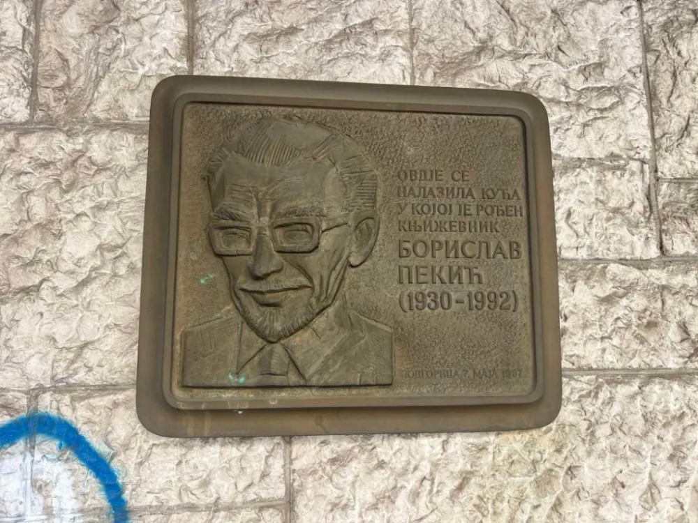Za&nbsp;podizanje spomenika&nbsp;književniku&nbsp;Borislavu Pekiću čekaju dozvole, pa konkurs za umjetničko rje&scaron;enje