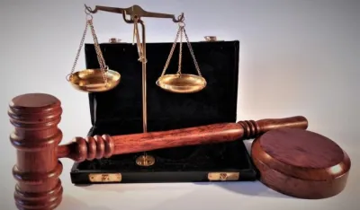 Politički poredak i institucije