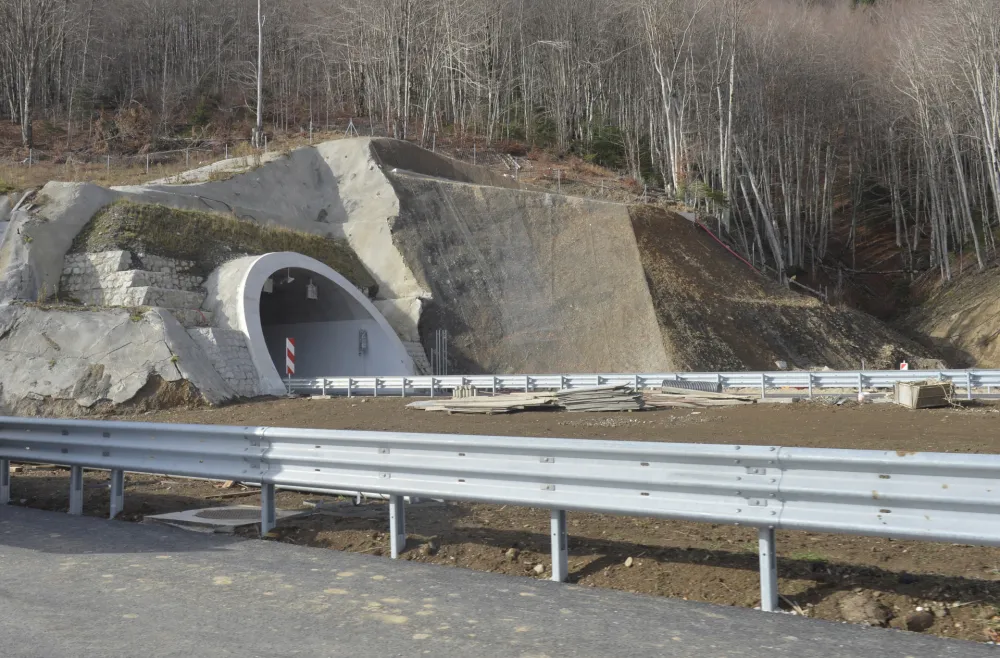 Putevi pretežno suvi, vidljivost dobra; UP: Vožnju prilagoditi vremenskim uslovima