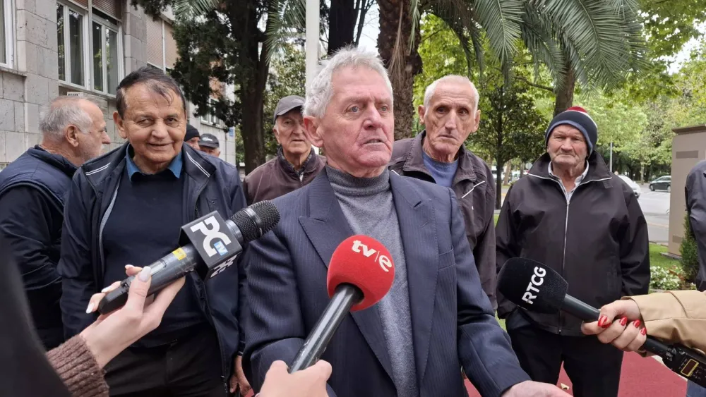 Dio biv&scaron;ih radnika &bdquo;Radoja Dakića&ldquo; traži da im Vlada isplati dugovanja iz budžeta