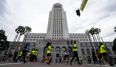 (FOTO/VIDEO) Evakuisana gradska skup&scaron;tina u SAD nakon &scaron;to je automobil udario u stepenice zgrade