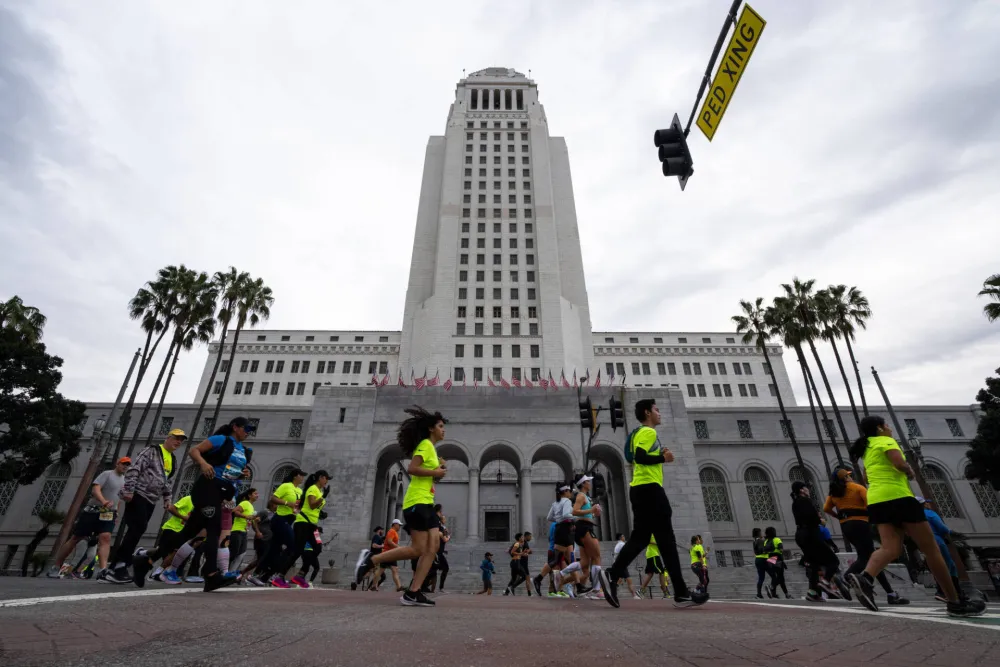 (FOTO/VIDEO) Evakuisana gradska skup&scaron;tina u SAD nakon &scaron;to je automobil udario u stepenice zgrade