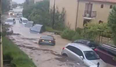 Stravične poplave u Bugarskoj: Četvoro mrtvih, voda nosi automobile niz ulice