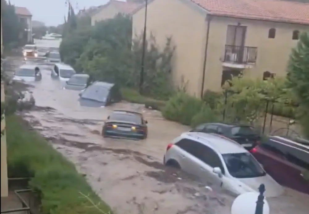 Stravične poplave u Bugarskoj: Četvoro mrtvih, voda nosi automobile niz ulice