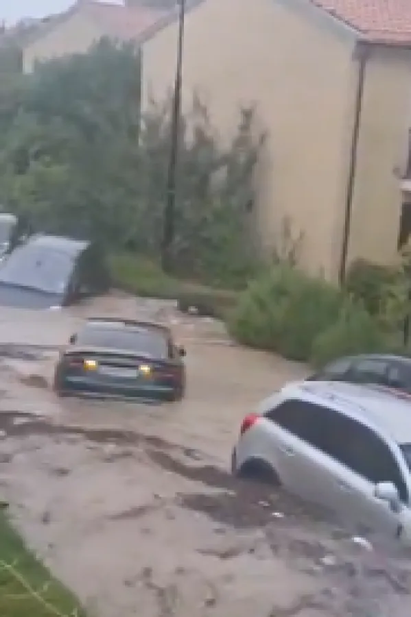 Stravične poplave u Bugarskoj: Četvoro mrtvih, voda nosi automobile niz ulice