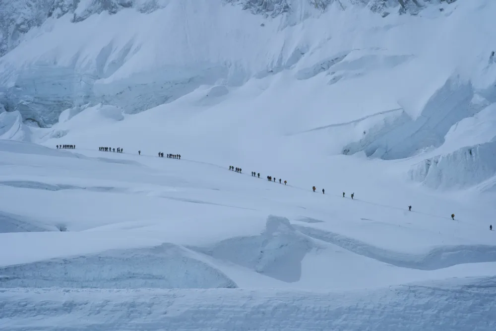 (FOTO) Na Mont Everestu zarobljeno skoro hiljadu ljudi