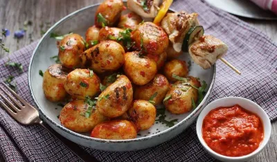 Pečeni krompir s umakom od ajvara