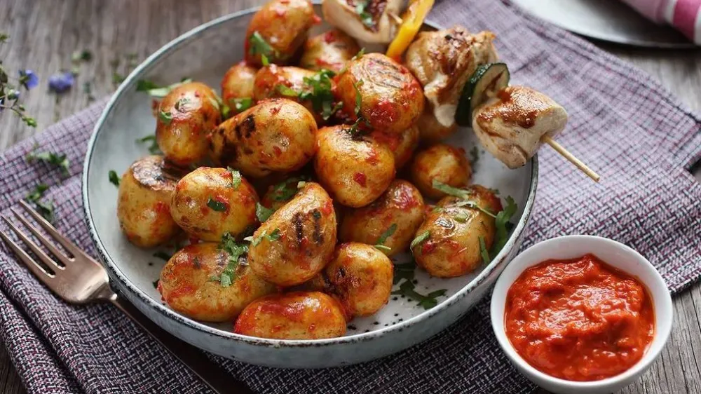 Pečeni krompir s umakom od ajvara