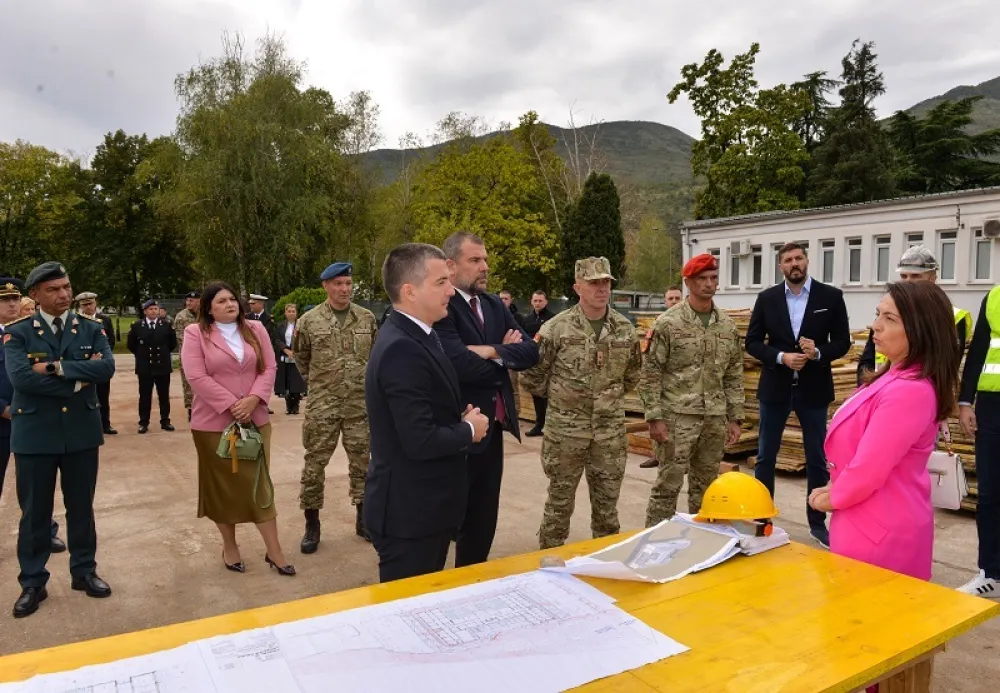 Bečić i Krapović u kasarni u Danilovgradu: Ulaganja u Vojsku su ulaganja u budućnost Crne Gore