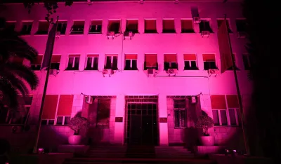 Zgrada Skup&scaron;tine Crne Gore simbolično osvijetljena ružičastom bojom