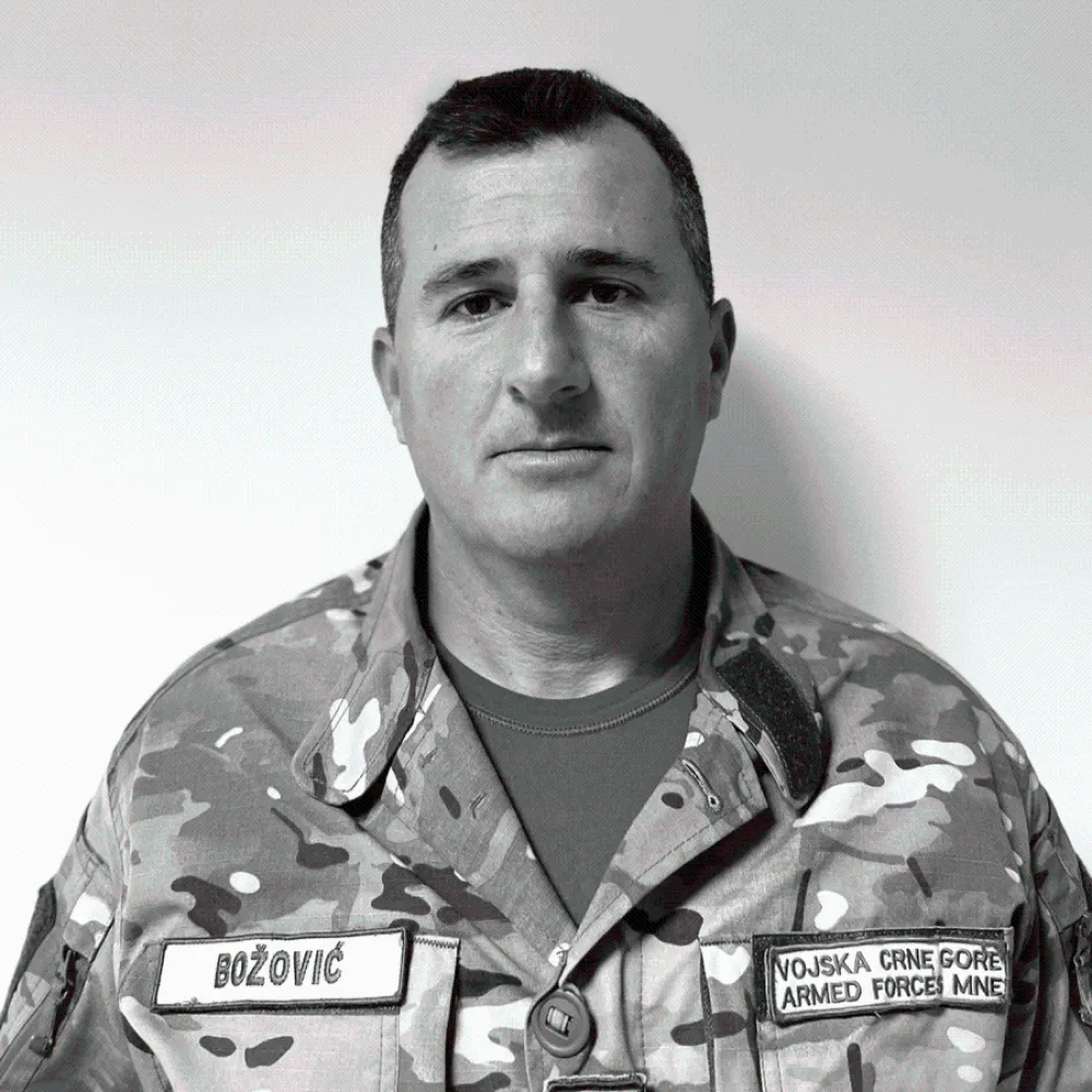 Milatović dodjeljuje posthumno Orden hrabrosti stradalom vojniku Dejanu Božoviću