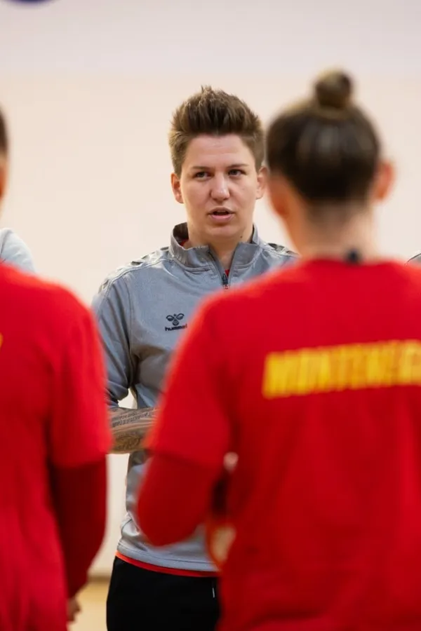 Suzana Lazović daje instrukcije