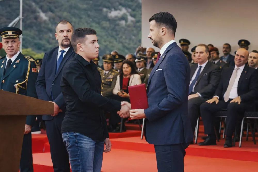 Milatović dodijelio posthumno Orden hrabrosti stradalom vojniku Dejanu Božoviću