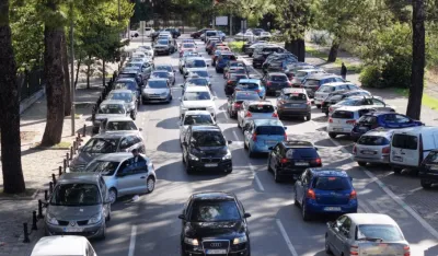 (VIDEO) Nepropisno prakirana vozila stvaraju gužvu ispred KCCG