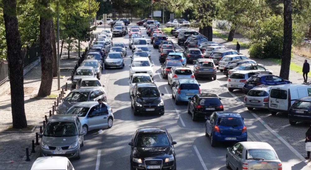 (VIDEO) Nepropisno prakirana vozila stvaraju gužvu ispred KCCG