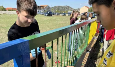 U O&Scaron; "Mahmut Lekić" ofarbali ogradu