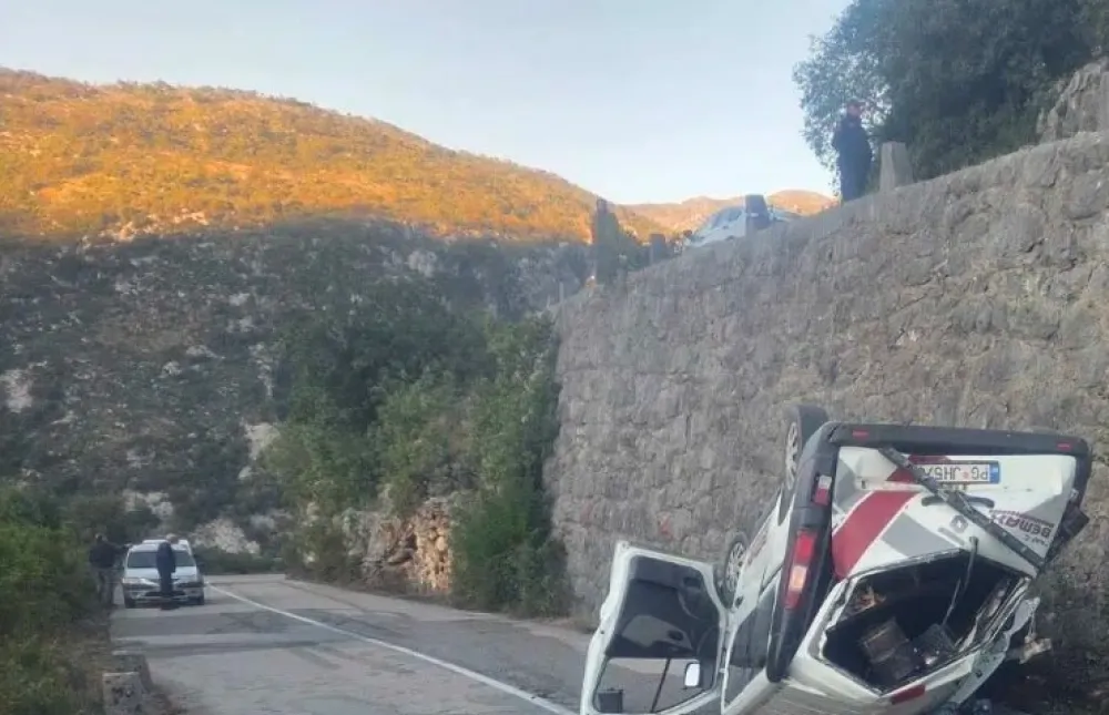 U Bogetićima se prevrnuo kombi sa radnicima, stradala jedna osoba