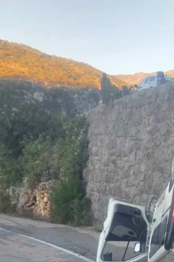 U Bogetićima se prevrnuo kombi sa radnicima, stradala jedna osoba