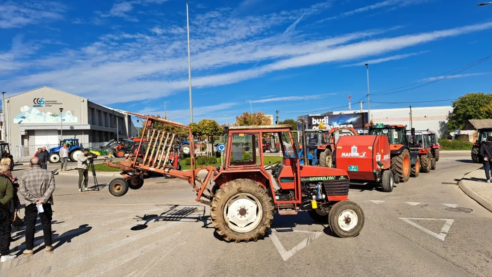 Poljoprivrednici traktorima blokirali kružni tok u Nik&scaron;iću