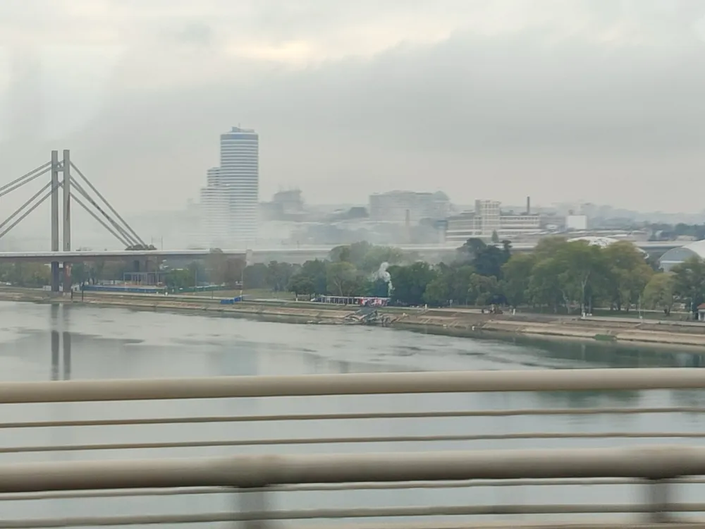 Gori prostorija kod Beigradskoog sajma, 13 vatrogasaca gasi požar