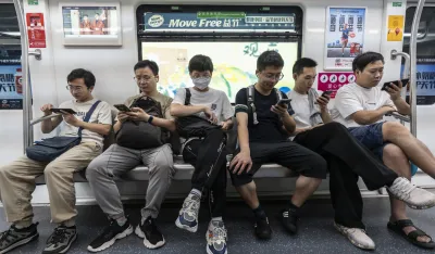 Kinezi pregledaju dru&scaron;tvene mreže dok se voze gradskim saobraćajem