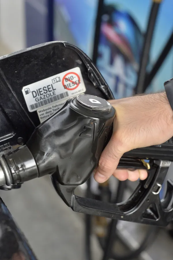 Vlada predlaže da gorivo bude dva centa skuplje