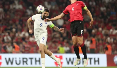 epa12162987 Serbia's Aleksandar Mitrovic (L) in action against Albania's Berat Djimsiti (R) during the FIFA World Cup 26 qualification match between Albania and Serbia in Tirana, Albania 07 June 2025. EPA/MALTON DIBRA